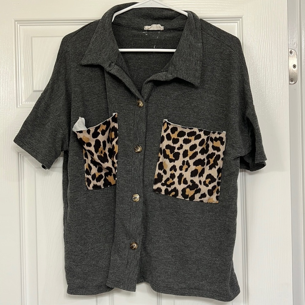 Relaxed shirt in gray with cheetah pattern pockets in size S